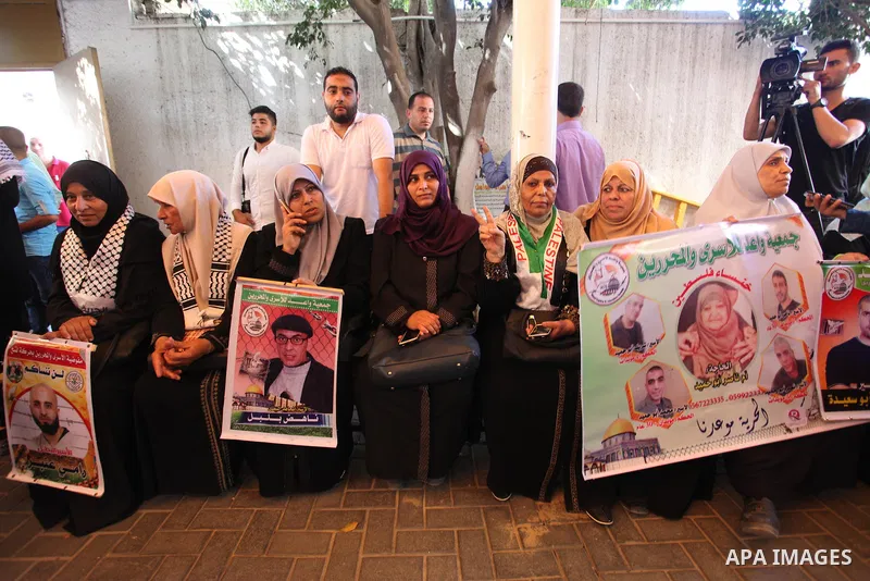 Palestinians take part in a protest to show solidarity with Palestinian prisoners held in Israeli jails, in front of Red cross office in Gaza city on July 30, 2018. Photo by Mahmoud Ajour