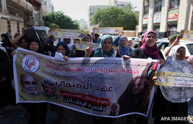 Palestinians take part in a protest to show solidarity with Palestinian prisoners held in Israeli jails, in front of Red cross office in Gaza city on July 30, 2018. Photo by Mahmoud Ajour