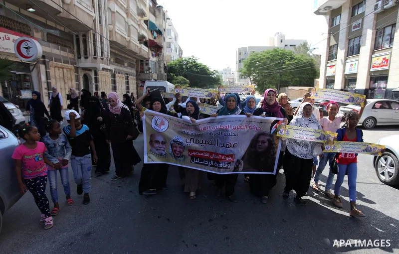 Palestinians take part in a protest to show solidarity with Palestinian prisoners held in Israeli jails, in front of Red cross office in Gaza city on July 30, 2018. Photo by Mahmoud Ajour