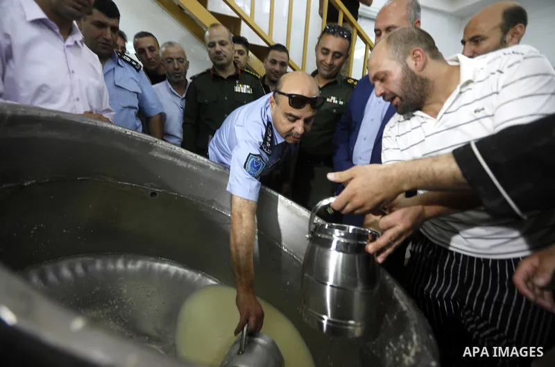 Head of the Palestinian National security forces in Hebron brigadier General Hazem Abu Hanood and head of the Palestinian police brigadier General Ahmad Abu Rob in Hebron visit the old city for the first time since 1994,...