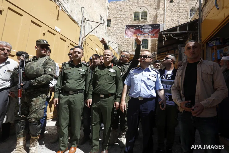 Head of the Palestinian National security forces in Hebron brigadier General Hazem Abu Hanood and head of the Palestinian police brigadier General Ahmad Abu Rob in Hebron visit the old city for the first time since 1994,...