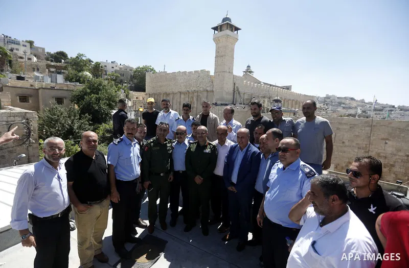Head of the Palestinian National security forces in Hebron brigadier General Hazem Abu Hanood and head of the Palestinian police brigadier General Ahmad Abu Rob in Hebron visit the old city for the first time since 1994,...