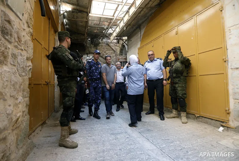 Head of the Palestinian National security forces in Hebron brigadier General Hazem Abu Hanood and head of the Palestinian police brigadier General Ahmad Abu Rob in Hebron visit the old city for the first time since 1994,...