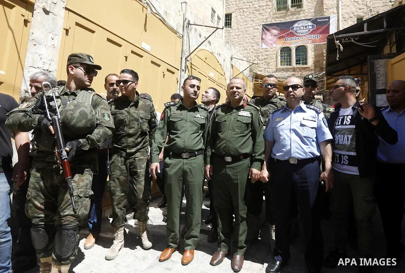Head of the Palestinian National security forces in Hebron brigadier General Hazem Abu Hanood and head of the Palestinian police brigadier General Ahmad Abu Rob in Hebron visit the old city for the first time since 1994,...