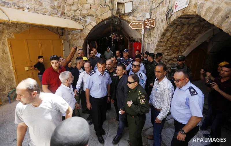 Head of the Palestinian National security forces in Hebron brigadier General Hazem Abu Hanood and head of the Palestinian police brigadier General Ahmad Abu Rob in Hebron visit the old city for the first time since 1994,...