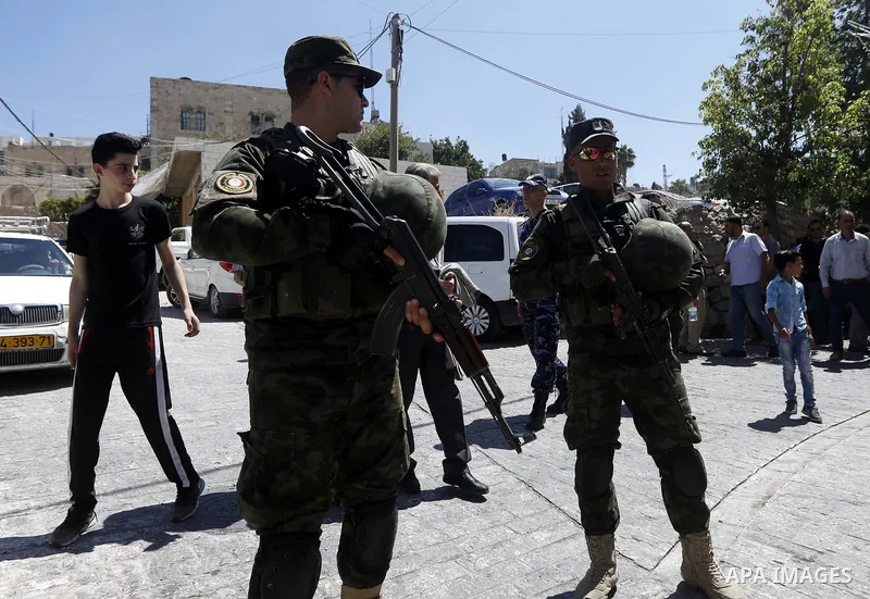 Head of the Palestinian National security forces in Hebron brigadier General Hazem Abu Hanood and head of the Palestinian police brigadier General Ahmad Abu Rob in Hebron visit the old city for the first time since 1994,...