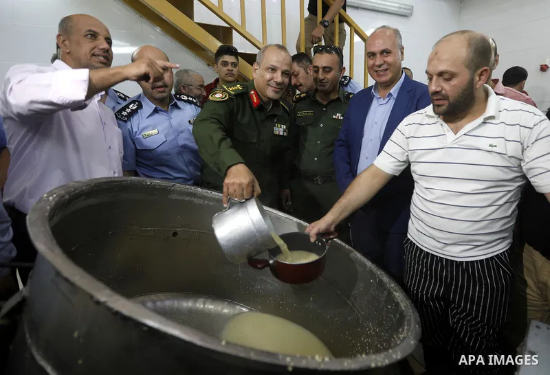 Head of the Palestinian National security forces in Hebron brigadier General Hazem Abu Hanood and head of the Palestinian police brigadier General Ahmad Abu Rob in Hebron visit the old city for the first time since 1994,...
