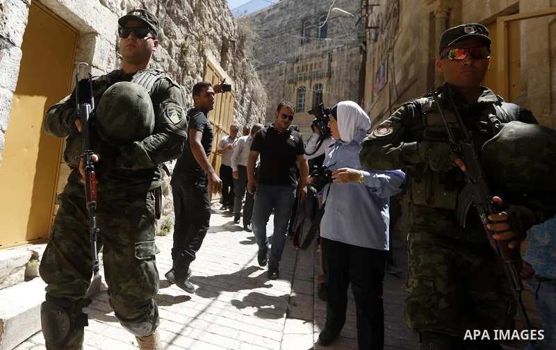 Head of the Palestinian National security forces in Hebron brigadier General Hazem Abu Hanood and head of the Palestinian police brigadier General Ahmad Abu Rob in Hebron visit the old city for the first time since 1994,...