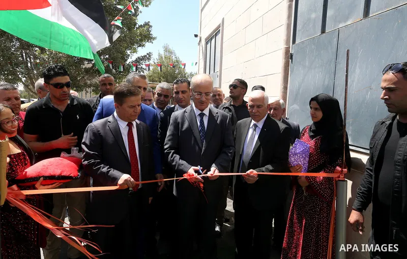 Palestinian Prime Minister Rami Hamdallah opens departments in Hebron hospitals, in the West Bank city of Hebron, on Aug. 01, 2018. Photo by Prime Minister Office