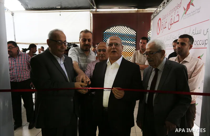 Head of the Popular Committee Jamal El-Khodari attends an exhibition under the title "Gaza is strangled", in Gaza city on Aug. 02, 2018. Photo by Ashraf Amra
