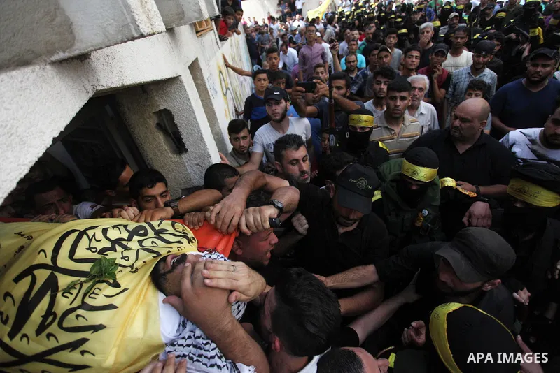Mourners carry the body of Palestinian Ahmed Yaghi, 25, who was shot dead by Israeli troops during clashes along the border the previous day, during his funeral in Gaza city on Aug. 04, 2018. Photo by Mahmoud Ajour