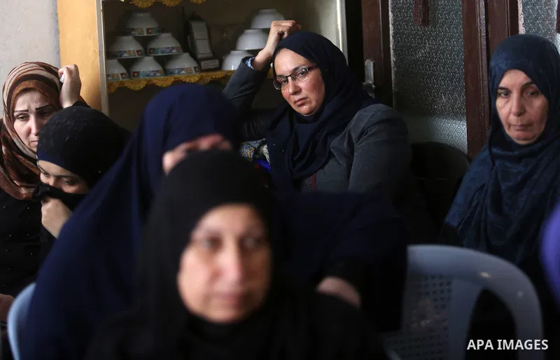 Relatives of Palestinian Ahmed Yaghi, 25, who was shot dead by Israeli troops during clashes along the border the previous day, mourn during his funeral in Gaza city on Aug. 04, 2018. Photo by Ashraf Amra