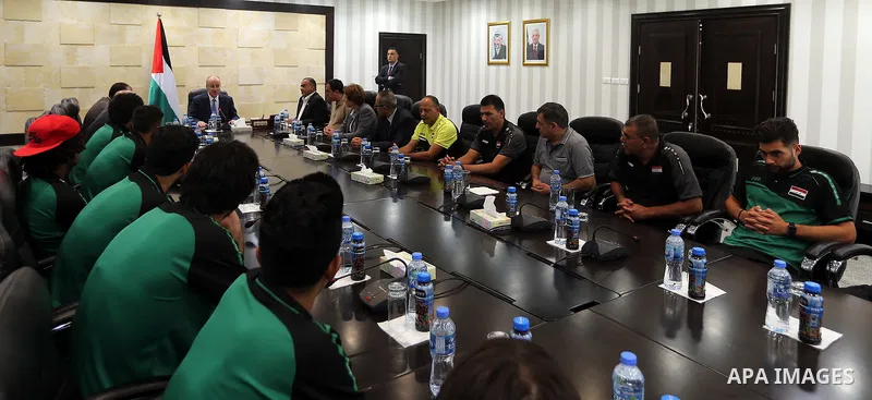 Palestinian Prime Minister Rami Hamdallah, meets with the Iraqi team for football in the West Bank city of Ramallah on August 5, 2018. Photo by Prime Minister Office