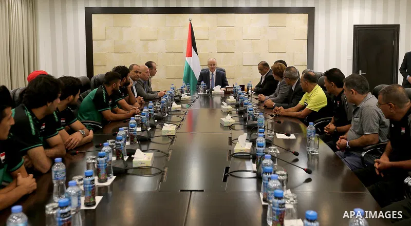 Palestinian Prime Minister Rami Hamdallah, meets with the Iraqi team for football in the West Bank city of Ramallah on August 5, 2018. Photo by Prime Minister Office