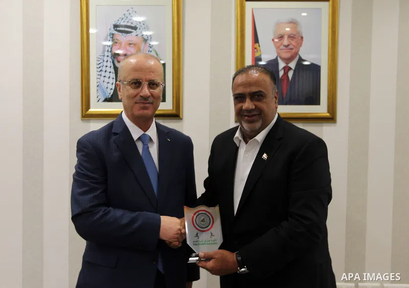 Palestinian Prime Minister Rami Hamdallah, meets with the Iraqi team for football in the West Bank city of Ramallah on August 5, 2018. Photo by Prime Minister Office