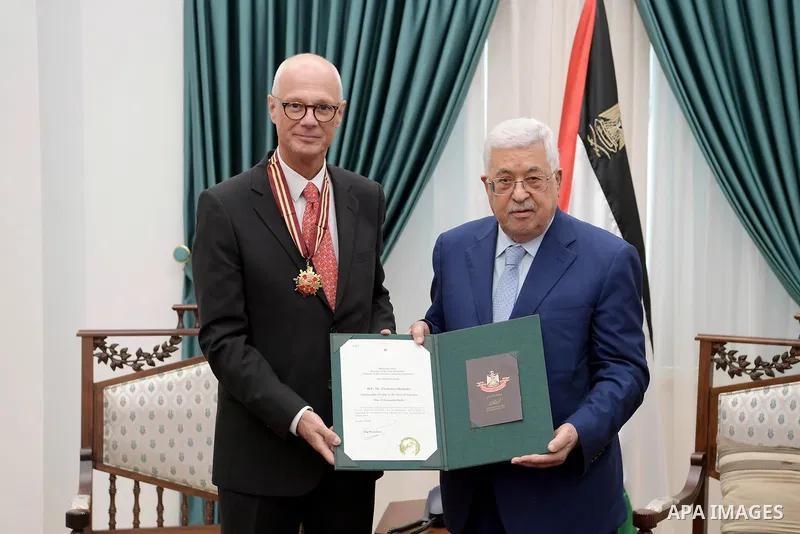 Palestinian President Mahmoud Abbas gives the Chilean ambassador the Medal of the Star of Jerusalem, in the West Bank city of Ramallah on Aug. 05, 2018. Photo by Thaer Ganaim