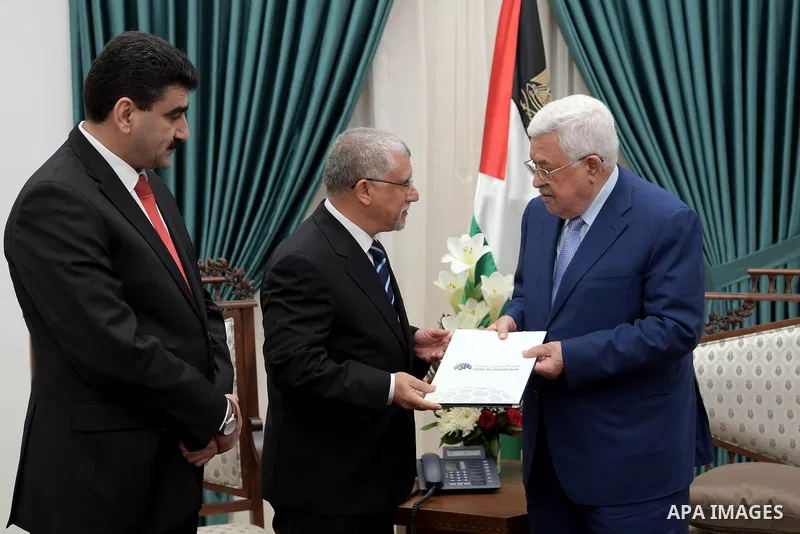 Palestinian President Mahmoud Abbas meets with a delegation from the Islamic Development Bank, in the West Bank city of Ramallah on Aug. 05, 2018. Photo by Thaer Ganaim