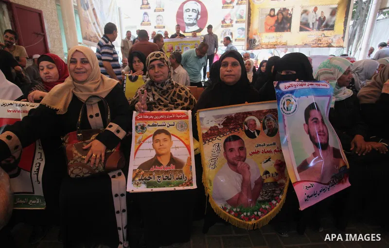 Palestinians take part in a protest to show solidarity with Palestinian prisoners held in Israeli jails, in front of Red cross office in Gaza city on August 6, 2018. Photo by Mahmoud Ajour