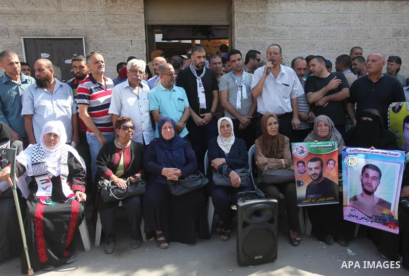 Palestinians take part in a protest to show solidarity with Palestinian prisoners held in Israeli jails, in front of Red cross office in Gaza city on August 6, 2018. Photo by Mahmoud Ajour