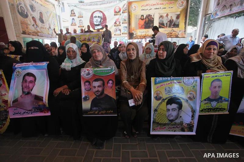 Palestinians take part in a protest to show solidarity with Palestinian prisoners held in Israeli jails, in front of Red cross office in Gaza city on August 6, 2018. Photo by Mahmoud Ajour