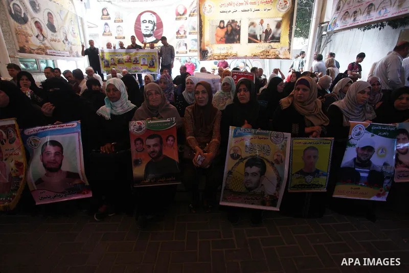 Palestinians take part in a protest to show solidarity with Palestinian prisoners held in Israeli jails, in front of Red cross office in Gaza city on August 6, 2018. Photo by Mahmoud Ajour