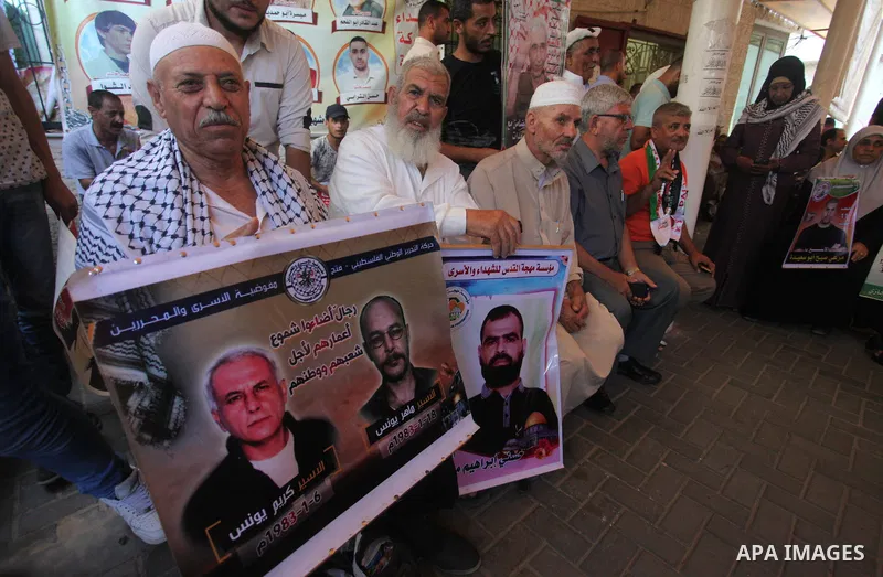 Palestinians take part in a protest to show solidarity with Palestinian prisoners held in Israeli jails, in front of Red cross office in Gaza city on August 6, 2018. Photo by Mahmoud Ajour
