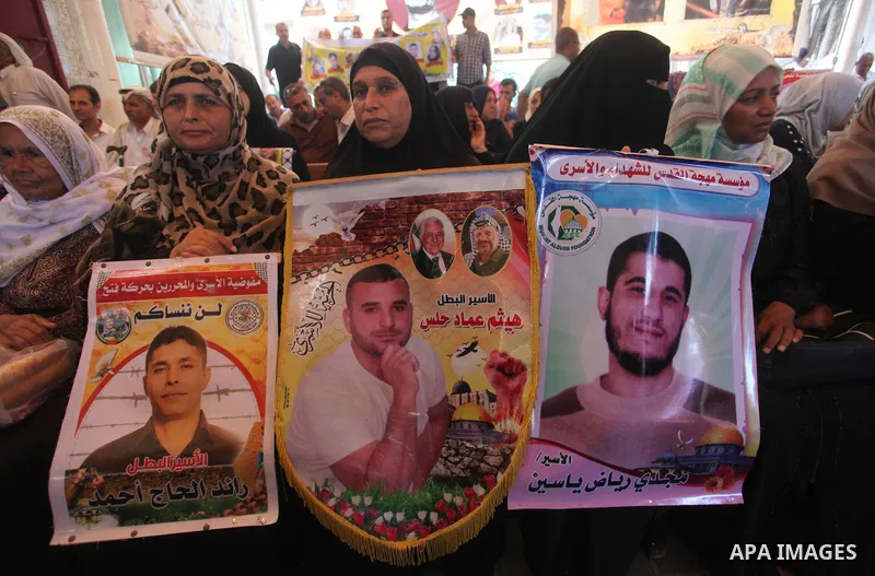 Palestinians take part in a protest to show solidarity with Palestinian prisoners held in Israeli jails, in front of Red cross office in Gaza city on August 6, 2018. Photo by Mahmoud Ajour