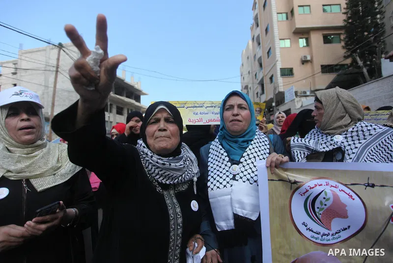 Palestinians take part in a protest to show solidarity with Palestinian prisoners held in Israeli jails, in front of Red cross office in Gaza city on August 6, 2018. Photo by Mahmoud Ajour