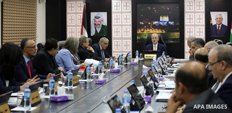 Palestinian Prime Minister Rami Hamdallah chairs a meeting with council of Ministers in the West Bank city of Ramallah on August 7, 2018. Photo by Prime Minister Office