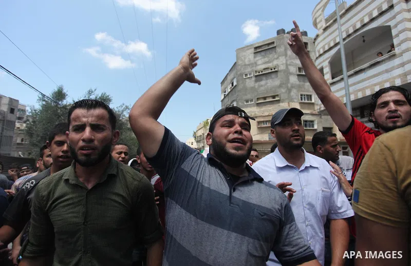 Relatives of Palestinian Hamas militant Abdel-Hafez al-Silawi who was killed in Israeli tank shelling, mourn during his funeral in Jabaliya, northern Gaza Strip, August 7, 2018. Israeli forces killed two militants of Ham...