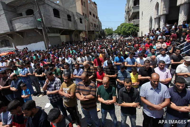 Relatives of Palestinian Hamas militant Abdel-Hafez al-Silawi who was killed in Israeli tank shelling, mourn during his funeral in Jabaliya, northern Gaza Strip, August 7, 2018. Israeli forces killed two militants of Ham...