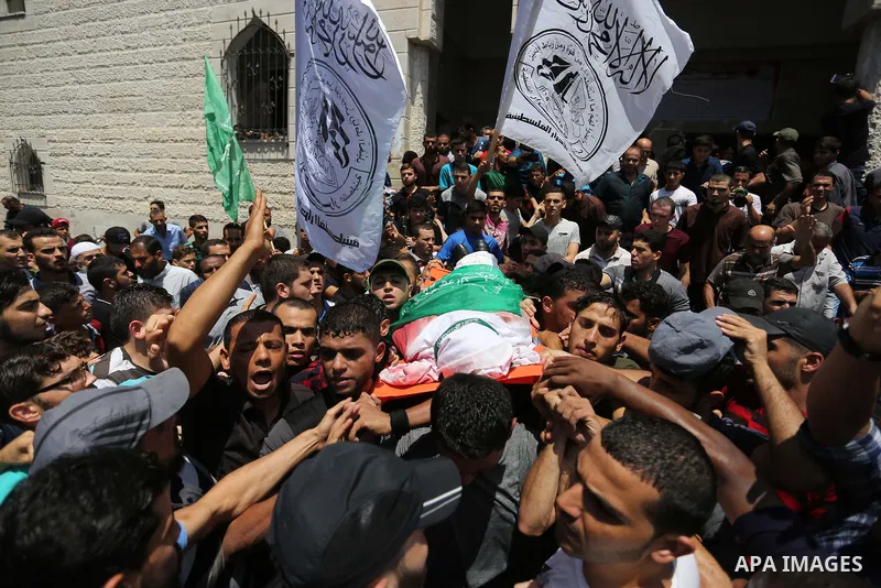 Mourners carry the body of Palestinian Hamas militant Ahmad Murjan who was killed in Israeli tank shelling, during his funeral in Jabaliya, northern Gaza Strip, August 7, 2018. Israeli forces killed two militants of Hama...