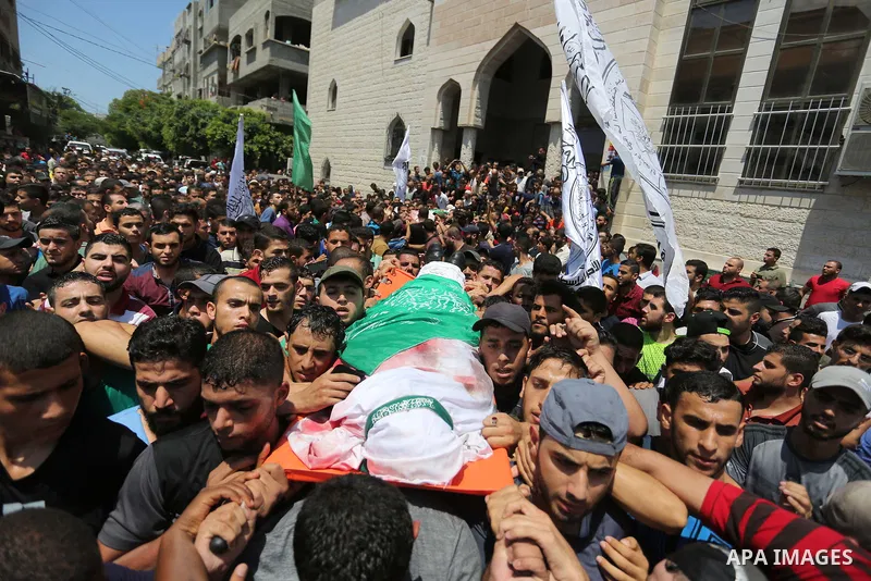 Mourners carry the body of Palestinian Hamas militant Ahmad Murjan who was killed in Israeli tank shelling, during his funeral in Jabaliya, northern Gaza Strip, August 7, 2018. Israeli forces killed two militants of Hama...