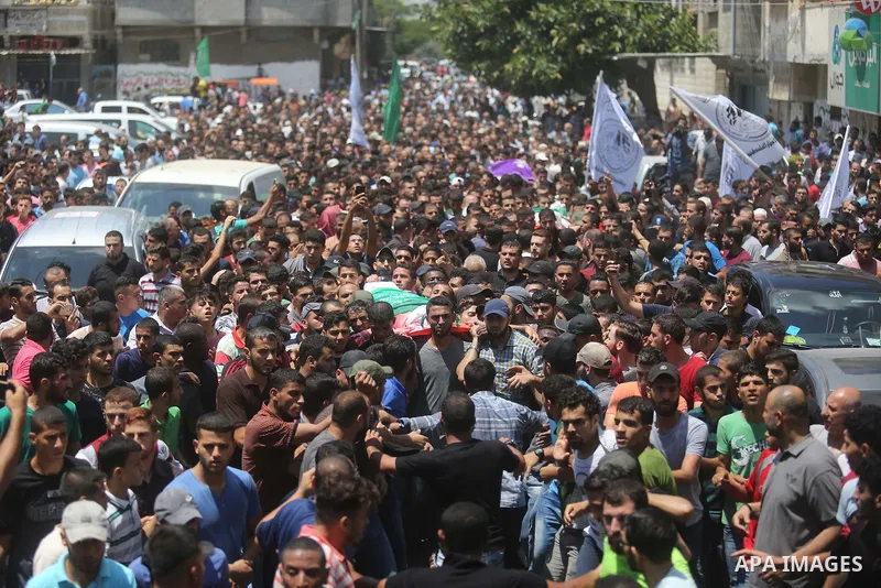 Mourners carry the body of Palestinian Hamas militant Ahmad Murjan who was killed in Israeli tank shelling, during his funeral in Jabaliya, northern Gaza Strip, August 7, 2018. Israeli forces killed two militants of Hama...