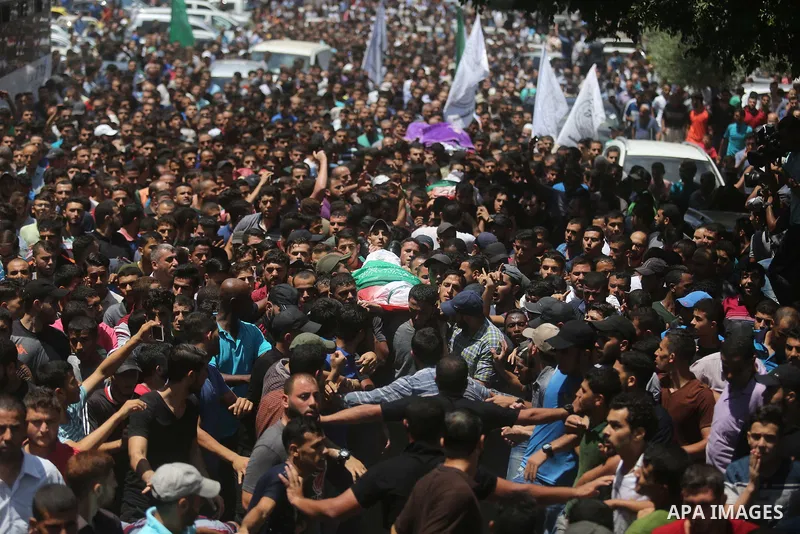 Mourners carry the body of Palestinian Hamas militant Ahmad Murjan who was killed in Israeli tank shelling, during his funeral in Jabaliya, northern Gaza Strip, August 7, 2018. Israeli forces killed two militants of Hama...