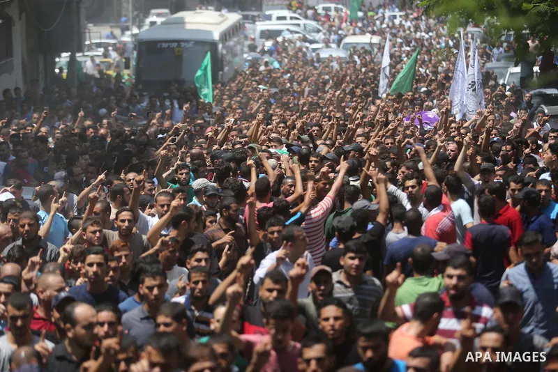 Mourners carry the body of Palestinian Hamas militant Ahmad Murjan who was killed in Israeli tank shelling, during his funeral in Jabaliya, northern Gaza Strip, August 7, 2018. Israeli forces killed two militants of Hama...