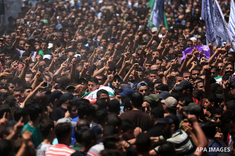 Mourners carry the body of Palestinian Hamas militant Ahmad Murjan who was killed in Israeli tank shelling, during his funeral in Jabaliya, northern Gaza Strip, August 7, 2018. Israeli forces killed two militants of Hama...