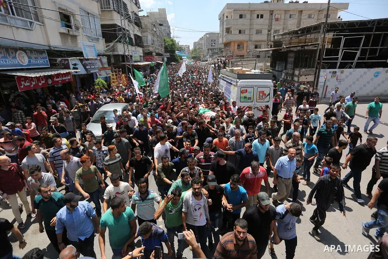 Mourners carry the body of Palestinian Hamas militant Ahmad Murjan who was killed in Israeli tank shelling, during his funeral in Jabaliya, northern Gaza Strip, August 7, 2018. Israeli forces killed two militants of Hama...