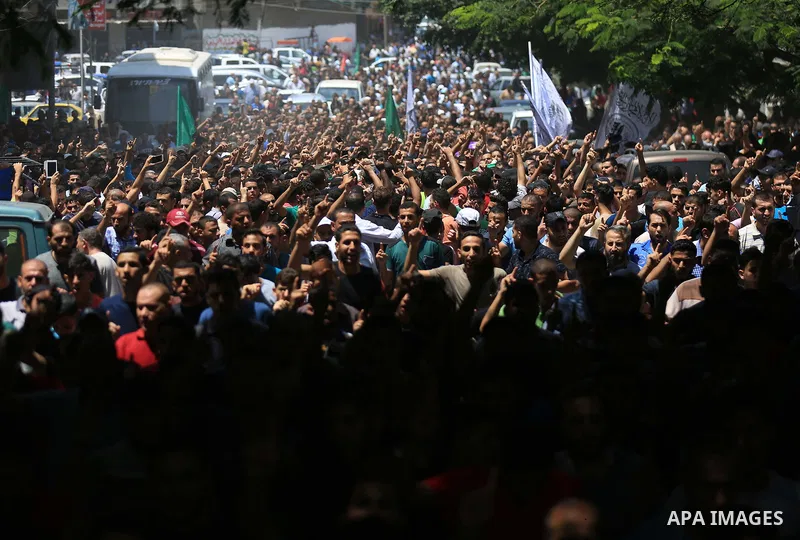 Mourners carry the body of Palestinian Hamas militant Ahmad Murjan who was killed in Israeli tank shelling, during his funeral in Jabaliya, northern Gaza Strip, August 7, 2018. Israeli forces killed two militants of Hama...