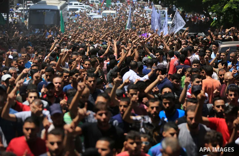 Mourners carry the body of Palestinian Hamas militant Ahmad Murjan who was killed in Israeli tank shelling, during his funeral in Jabaliya, northern Gaza Strip, August 7, 2018. Israeli forces killed two militants of Hama...