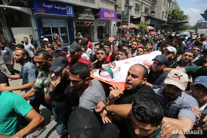 Mourners carry the body of Palestinian Hamas militant Ahmad Murjan who was killed in Israeli tank shelling, during his funeral in Jabaliya, northern Gaza Strip, August 7, 2018. Israeli forces killed two militants of Hama...