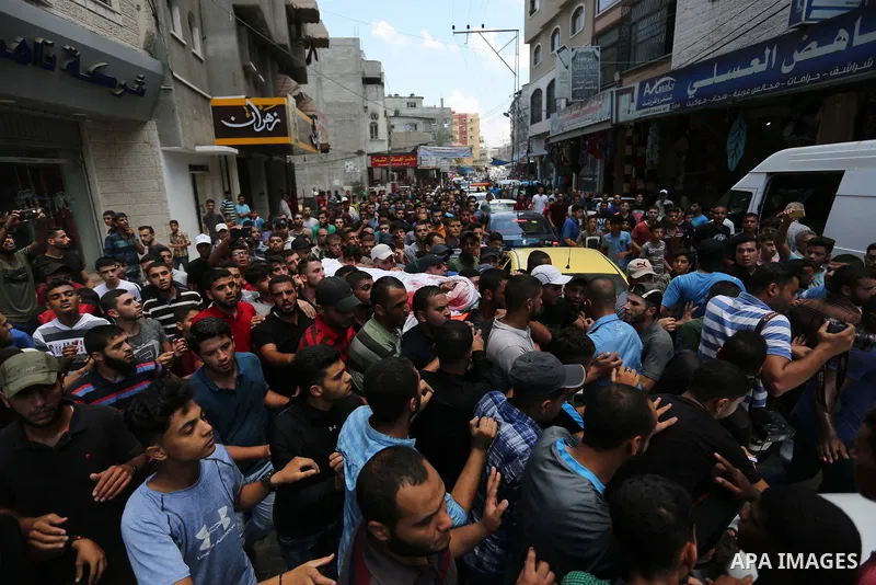 Mourners carry the body of Palestinian Hamas militant Ahmad Murjan who was killed in Israeli tank shelling, during his funeral in Jabaliya, northern Gaza Strip, August 7, 2018. Israeli forces killed two militants of Hama...