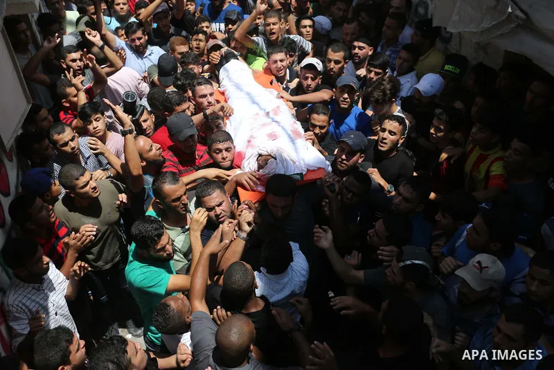 Mourners carry the body of Palestinian Hamas militant Ahmad Murjan who was killed in Israeli tank shelling, during his funeral in Jabaliya, northern Gaza Strip, August 7, 2018. Israeli forces killed two militants of Hama...