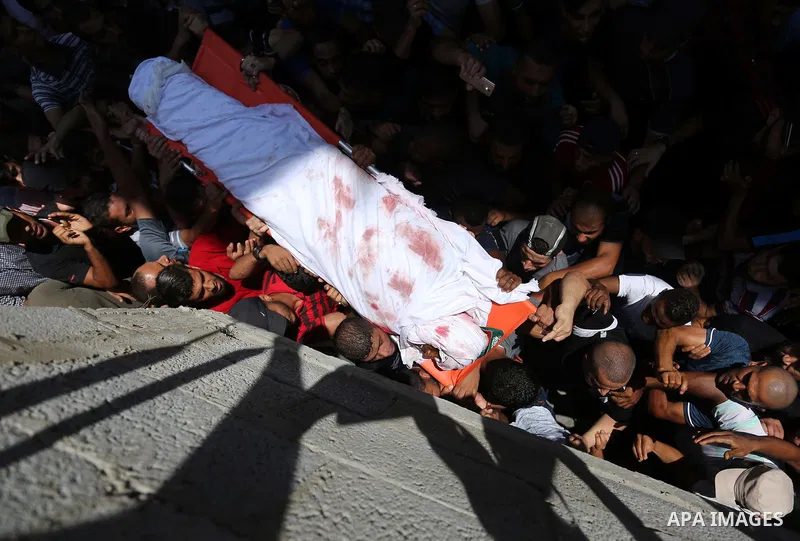 Mourners carry the body of Palestinian Hamas militant Ahmad Murjan who was killed in Israeli tank shelling, during his funeral in Jabaliya, northern Gaza Strip, August 7, 2018. Israeli forces killed two militants of Hama...