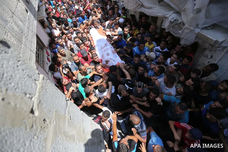 Mourners carry the body of Palestinian Hamas militant Ahmad Murjan who was killed in Israeli tank shelling, during his funeral in Jabaliya, northern Gaza Strip, August 7, 2018. Israeli forces killed two militants of Hama...