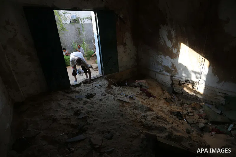 Palestinians inspect a house that was damaged in an Israeli airstrike on Dair al Balah in the center of Gaza Strip on August 9, 2018. Photo by Ashraf Amra