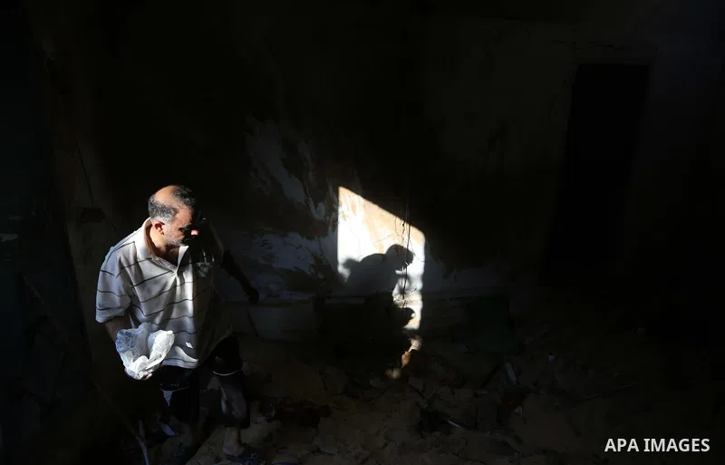 Palestinians inspect a house that was damaged in an Israeli airstrike on Dair al Balah in the center of Gaza Strip on August 9, 2018. Photo by Ashraf Amra