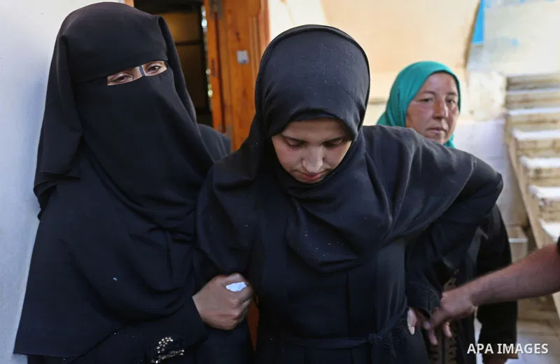Relatives of Palestinian Enas Khammash 23, and her 18-month-daughter Bayan, mourn during their funeral in Deir Al-Balah in the central Gaza Strip on August 9, 2018, who were killed earlier in an Israeli airstrike. - The...