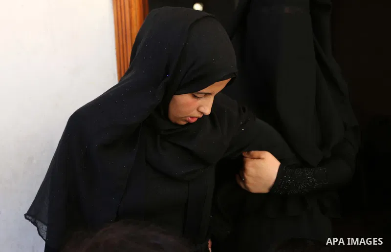 Relatives of Palestinian Enas Khammash 23, and her 18-month-daughter Bayan, mourn during their funeral in Deir Al-Balah in the central Gaza Strip on August 9, 2018, who were killed earlier in an Israeli airstrike. - The...