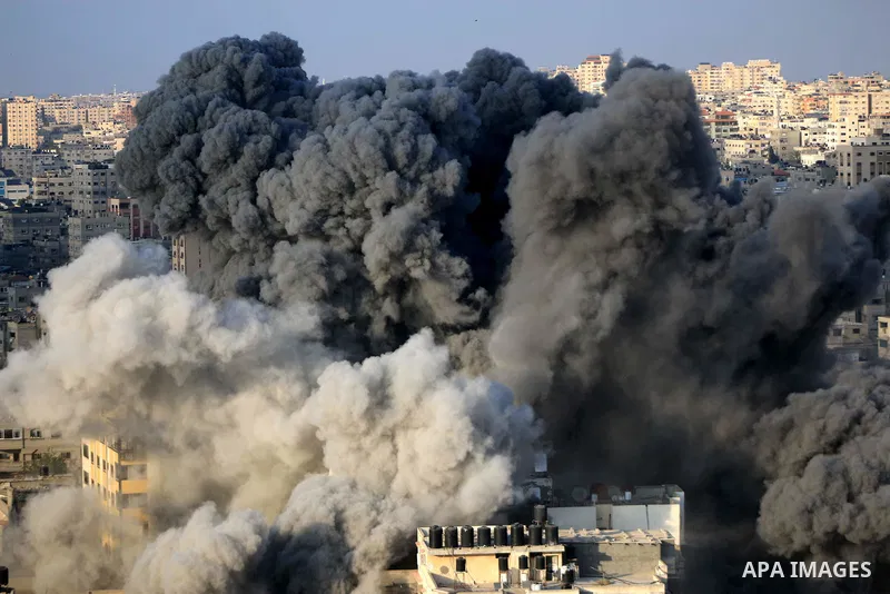 A picture taken on August 9, 2018 shows smoke plumes risisng following an Israeli air strike in Gaza City. Photo by Mahmoud Khattab